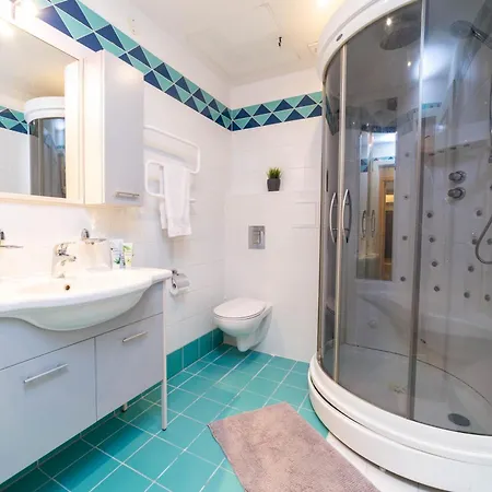 Peaceful 5-bedroom Oasis Apartman *