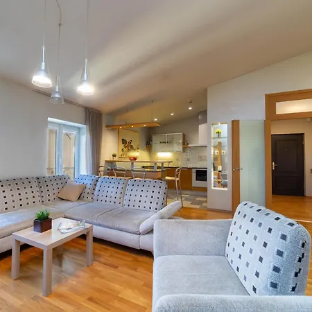 Peaceful 5-bedroom Oasis Apartman *