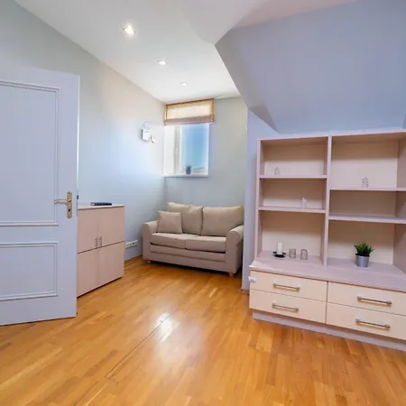 Peaceful 5-bedroom Oasis Apartman Riga