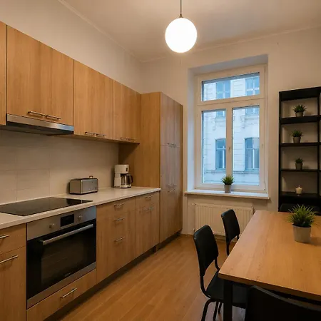 Peaceful 5-bedroom Oasis Dzīvoklis