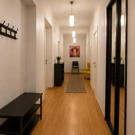 Peaceful 5-bedroom Oasis Dzīvoklis